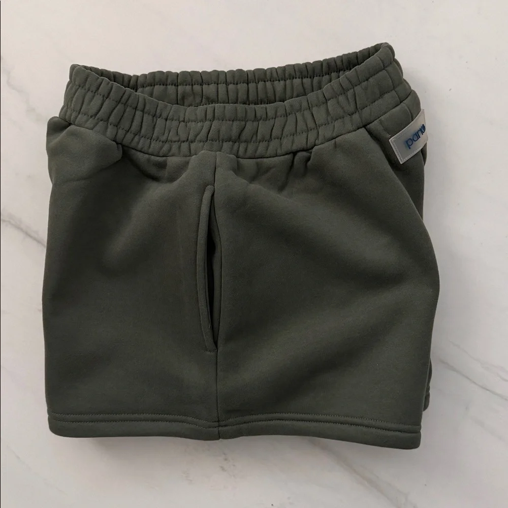 NEW Women’s PARKE
Fleece Sweatshorts in Hunter Green
Size XS - Picture 8 of 8
